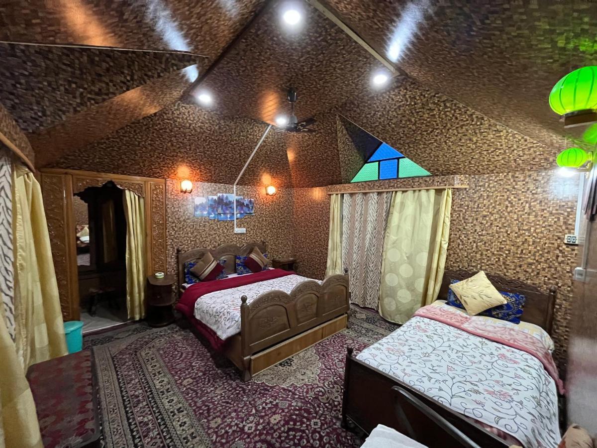 Young Shahzada Group Of Houseboats Сринагар Экстерьер фото
