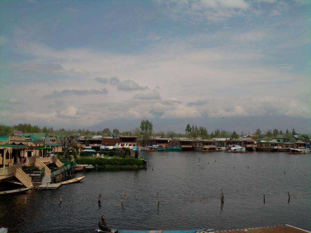 Young Shahzada Group Of Houseboats Сринагар Экстерьер фото